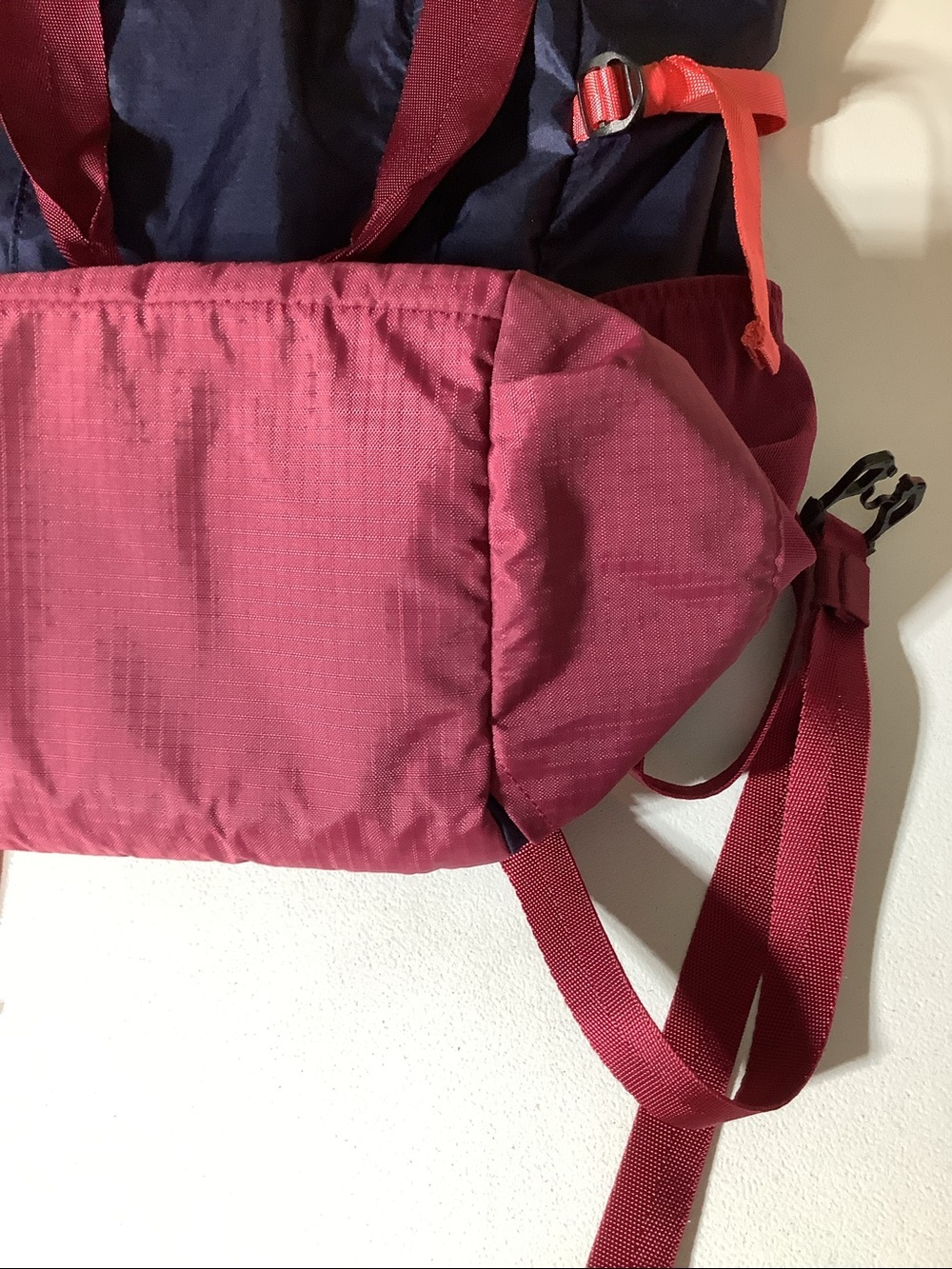 Patagonia Lightweight Travel Tote Pack in Navy/Burgundy - Picture 6 of 7
